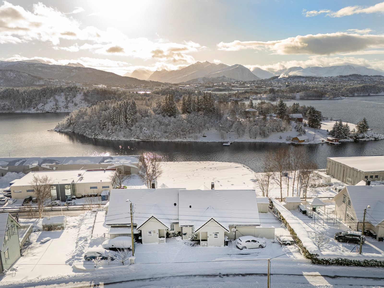 Eiendommen ligger fint til med gode sol og utsiktsforhold. Galleribilde