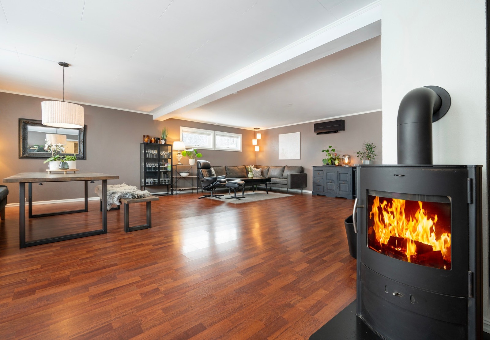 Det er montert vedovn på stuen. Galleribilde