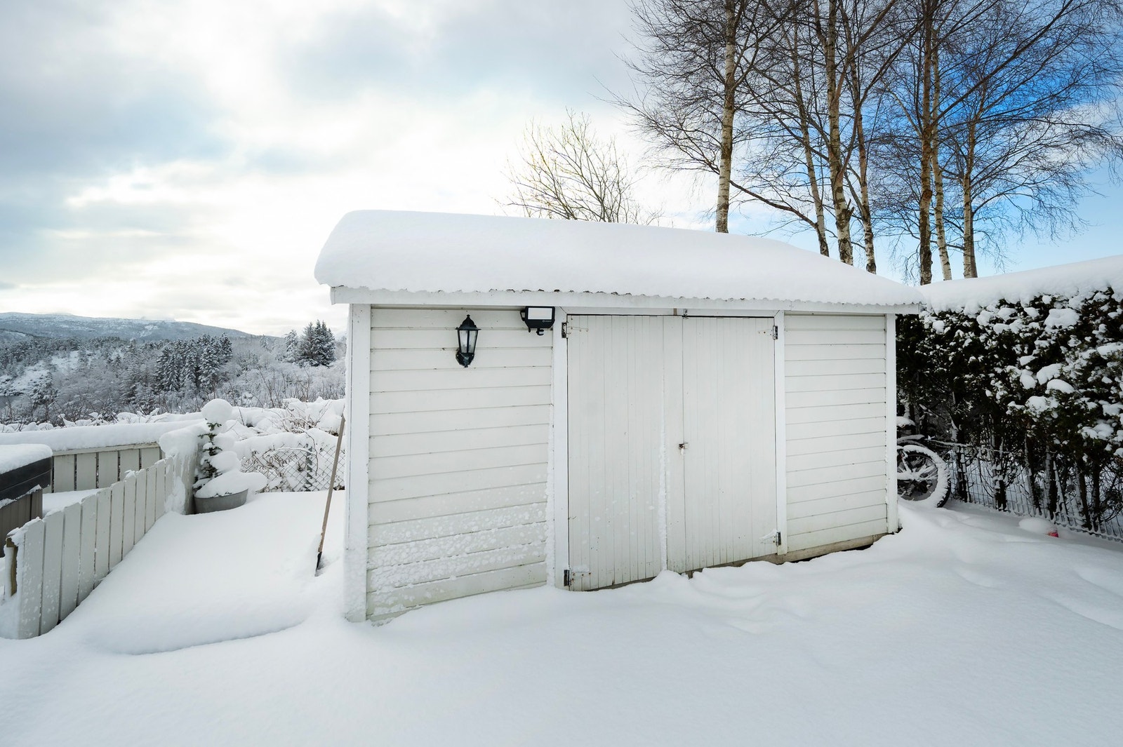 I hagen er det satt opp en praktisk oppbevaringsbod. Galleribilde