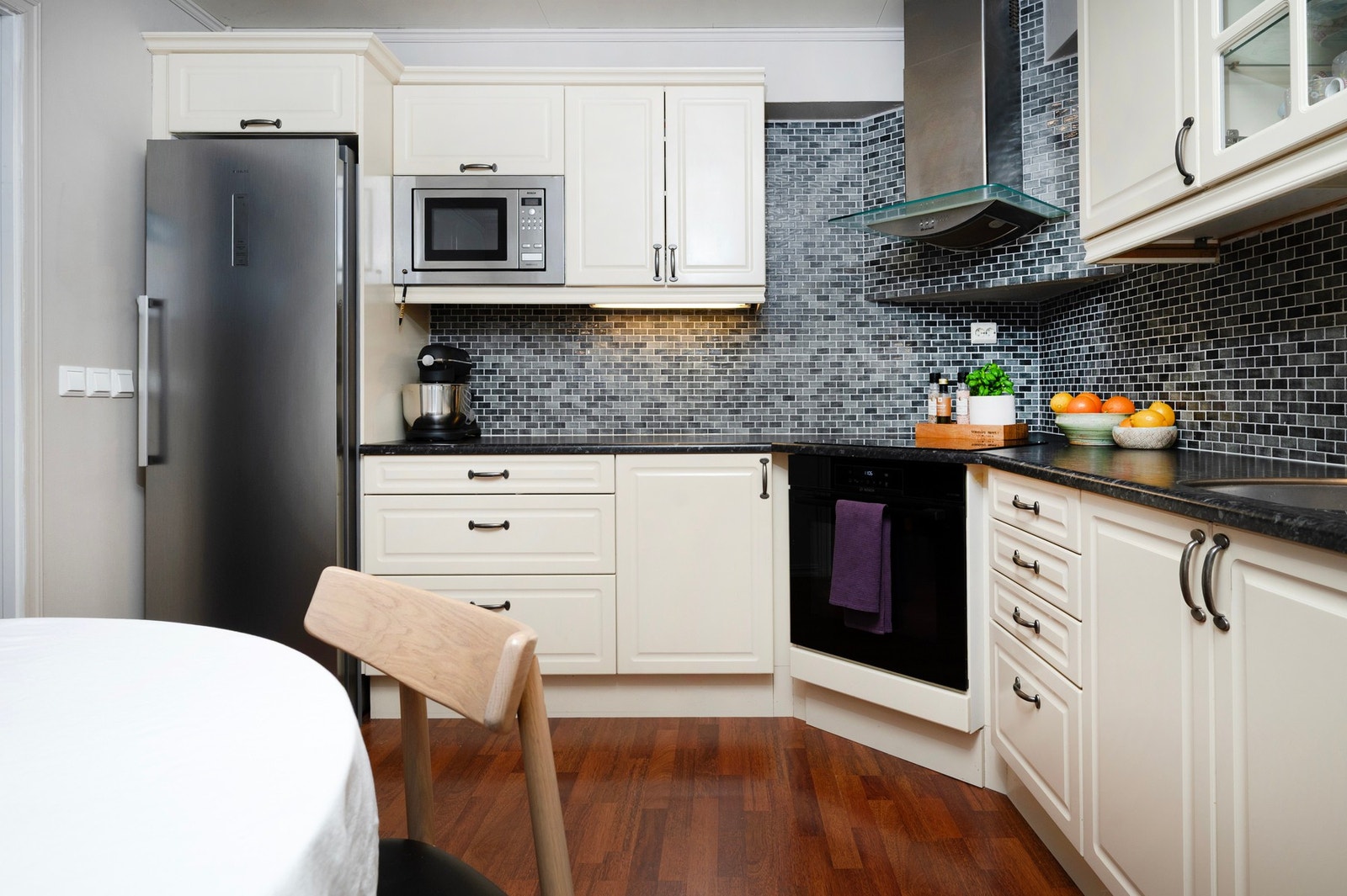 Kjøkken med tidløs innredning. fra HTH Mye skap og benkeplass. Galleribilde