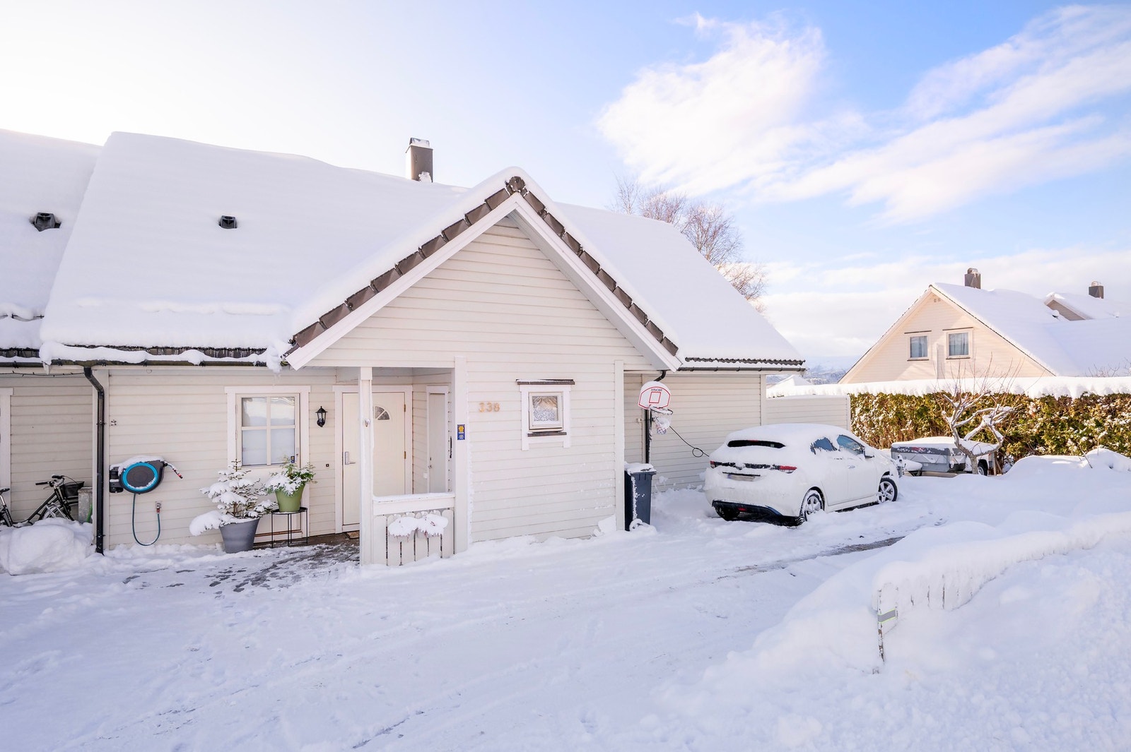 Innkjørsel og inngangsparti. Galleribilde