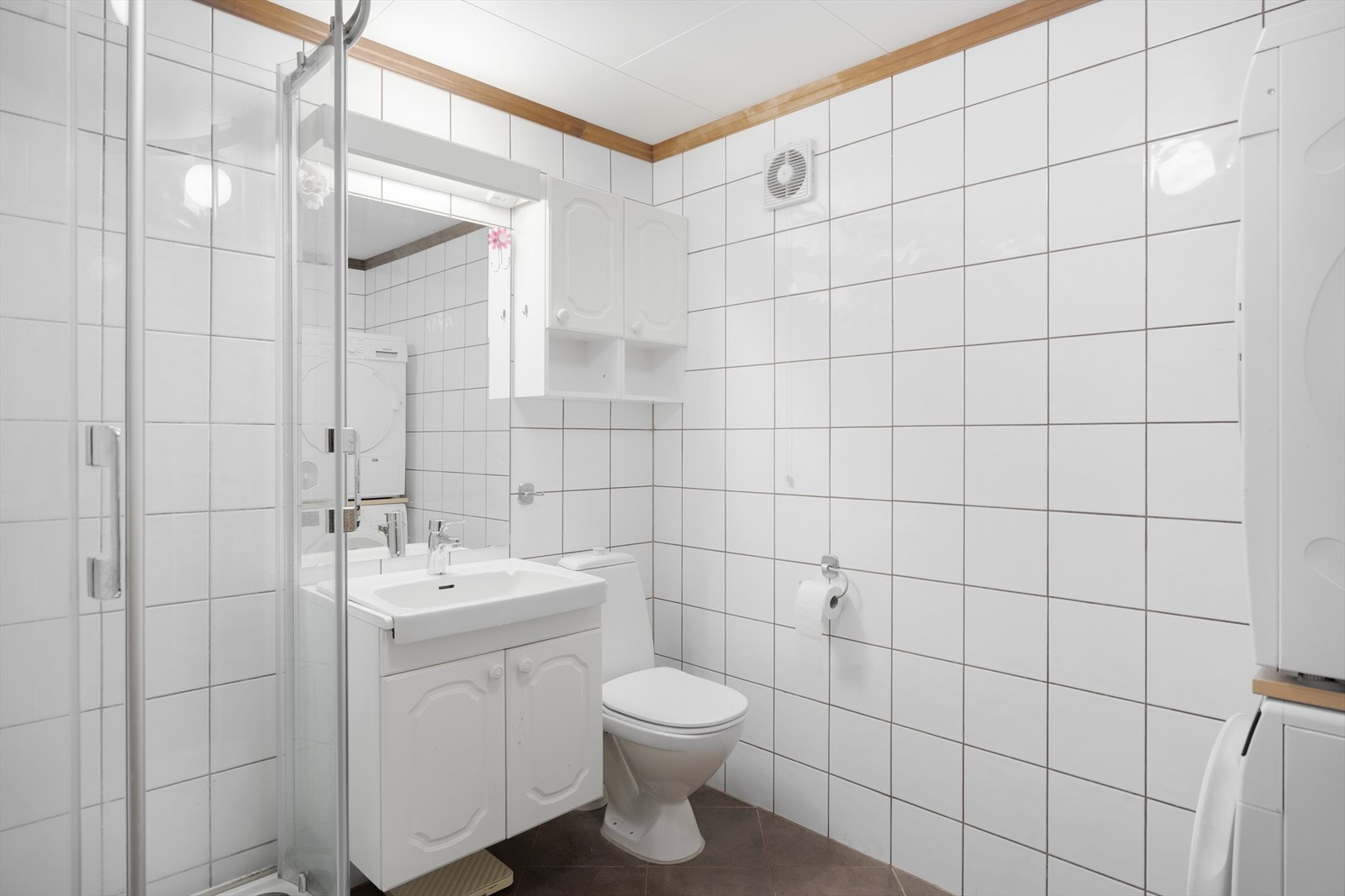 Helfliset og pent bad med dusjkabinett og opplegg til vaskemaskin Galleribilde