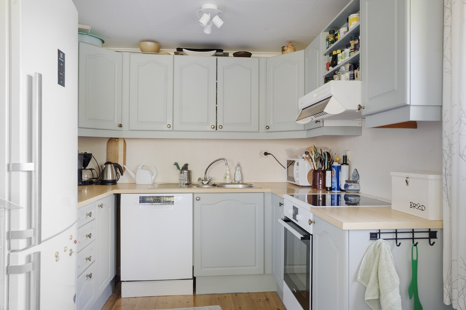 Kjøkken med frittstående hvitevarer Galleribilde