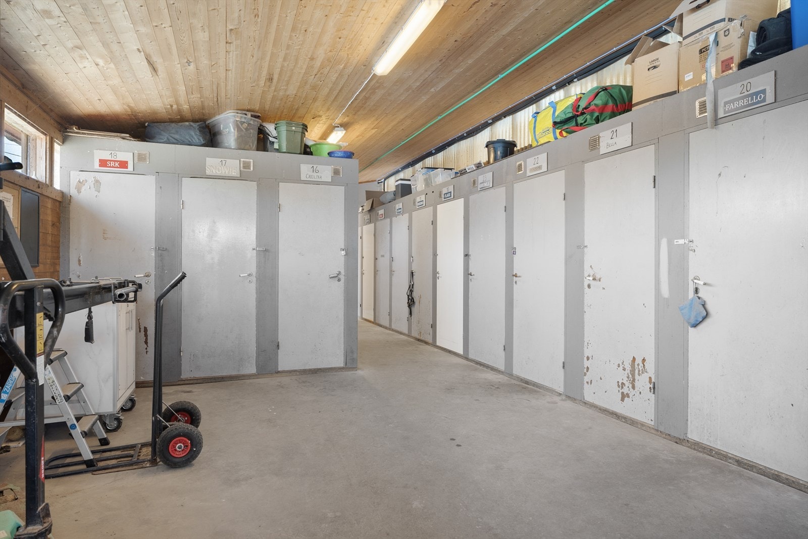 Det er rikelig med utstyrsskap hvor hesteeiere kan oppbevare utstyret sitt Galleribilde