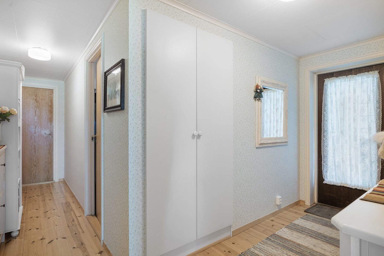 Gang med plass til sko og yttertøy Galleribilde