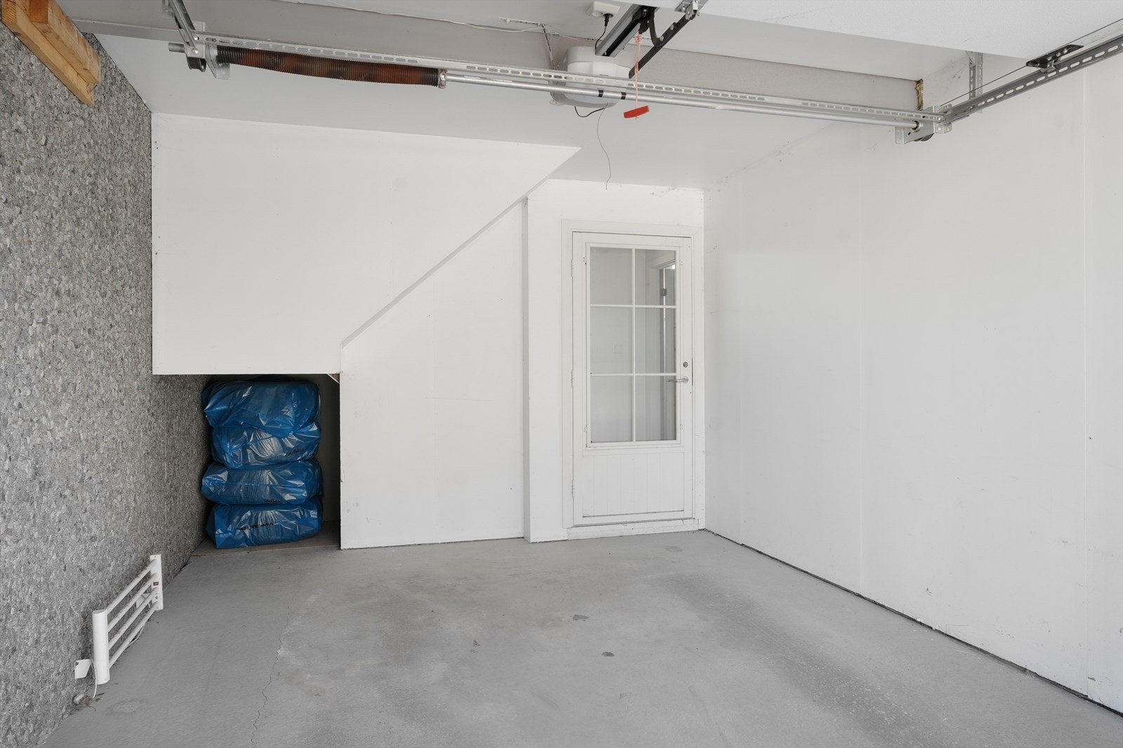 Bygget har også en egen garasje med elektrisk portåpner Galleribilde