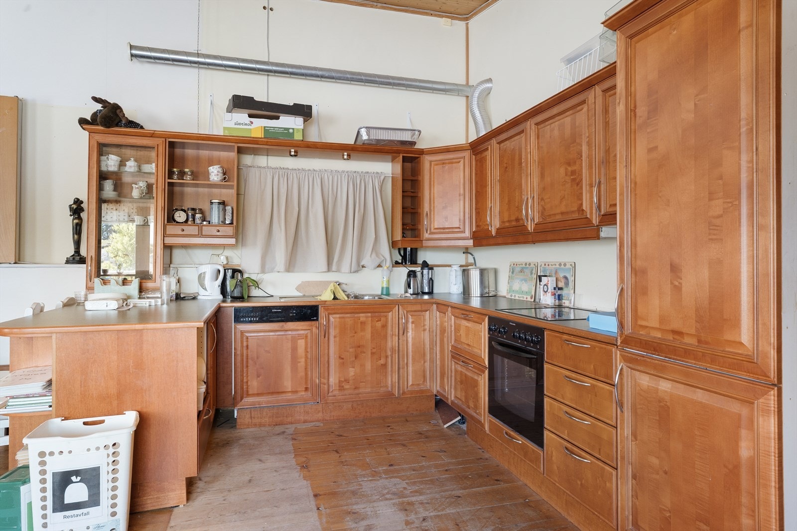 Kjøkkenet har rikelig med skap- og benkeplass - alle hvitevarene er integrert Galleribilde