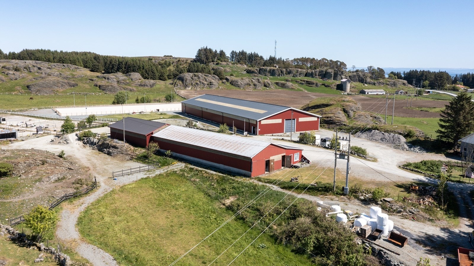 Stallen er på 613 kvm og har blant annet 14 boksplasser, løsdrift, romslig vaskespilt, vaskerom/wc og rom med stue/kjøkken Galleribilde