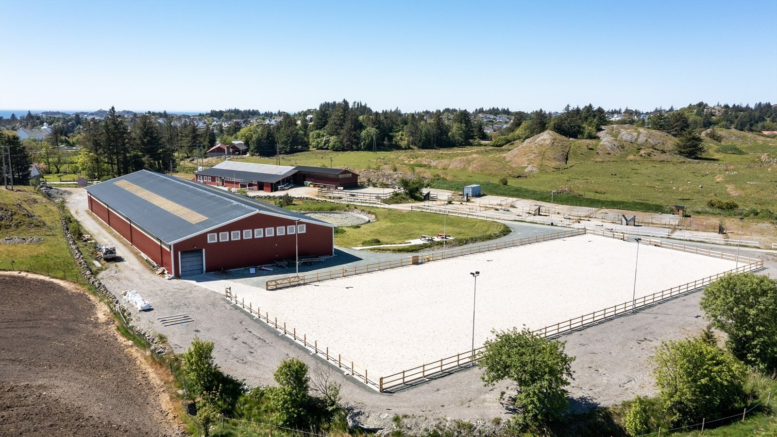 Det er også en stor og flott ridebane som ble renovert i 2024 (kostnad kr 3,2 mill) - Skudenes Rytterklubb har bruksavtale på ridebanen til 2054 Galleribilde