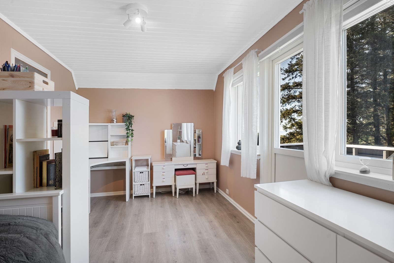 Det ene soverommet har også utgang til terrasse Galleribilde