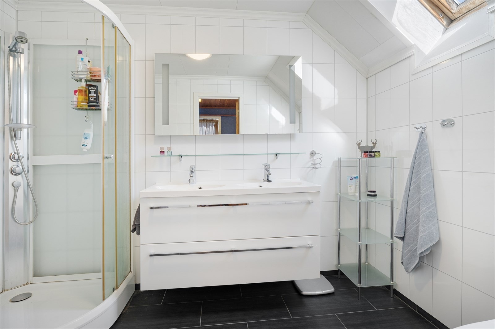 Pent bad i loftsetasjen tilhørende hovedsoverommet Galleribilde