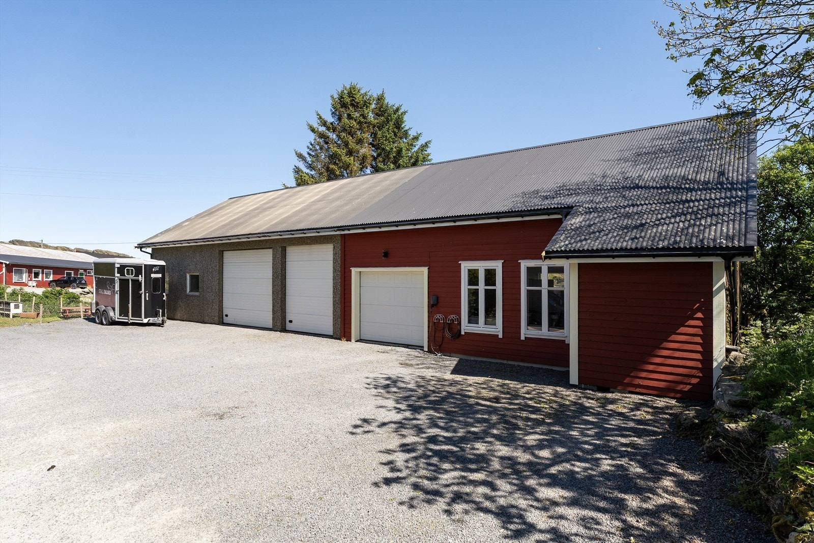 Stor garasje/verkstedsbygning med god plass til både traktor og bil samt mye lagringsplass Galleribilde