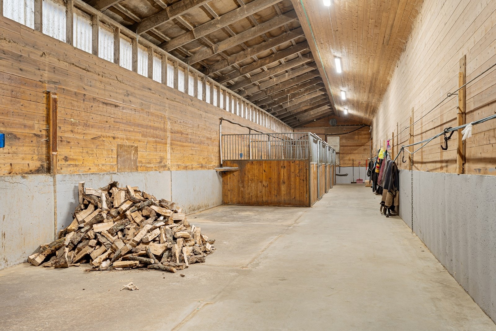 Deler av tidligere boksareal til hester benyttes i dag til lager for grovfôr og stallstrø Galleribilde