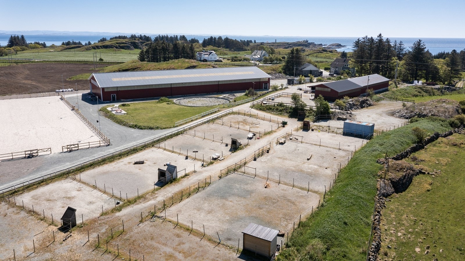 Det er oppført en stor ridehall på ca 1500 kvm i 2012 - ridehallen er bygget og driftes av Skudenes Rytterklubb som har bruksrett til ridehallen frem til desember 2052 Galleribilde