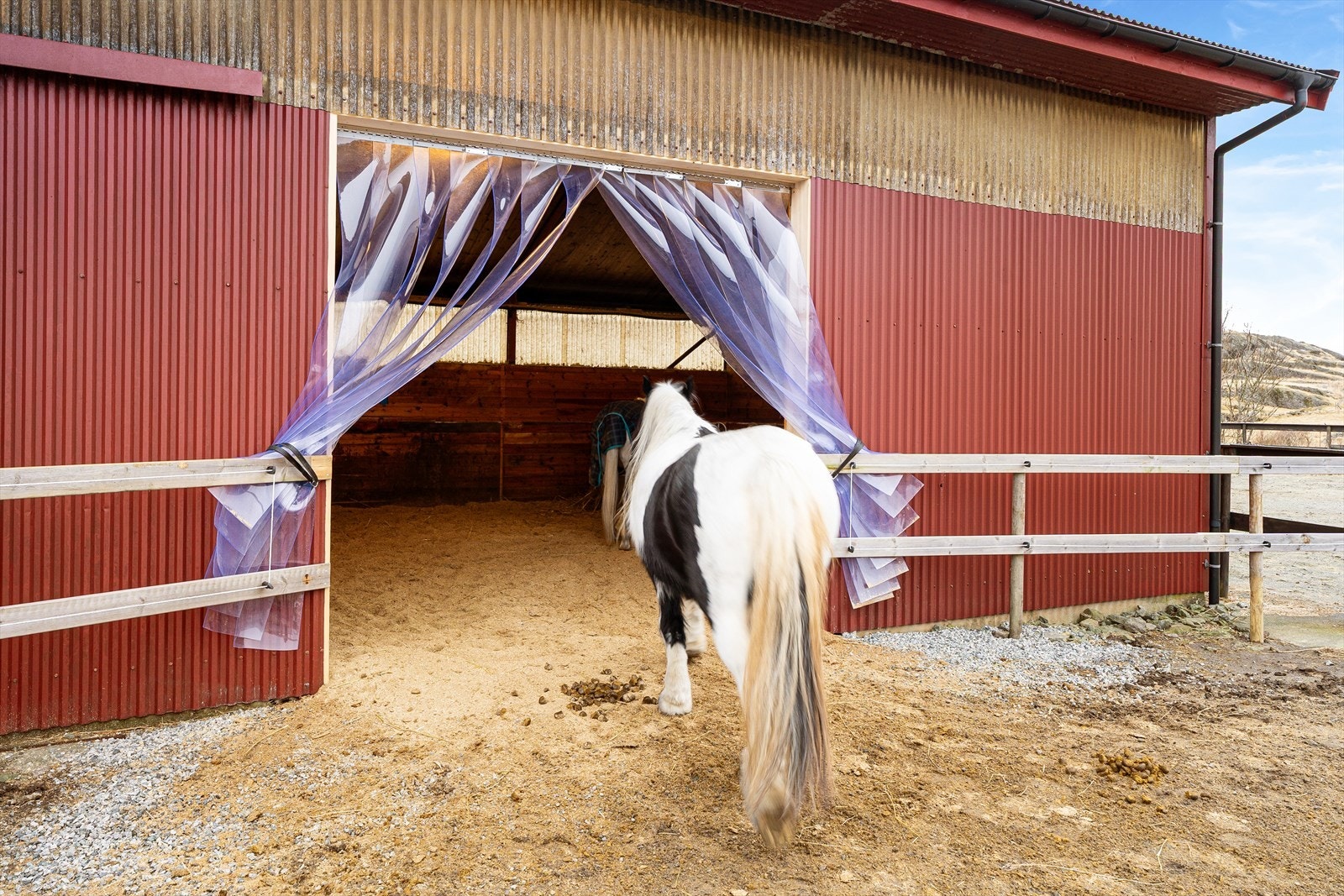 Her er det montert en praktisk strimleport som holder vær og vind ute Galleribilde