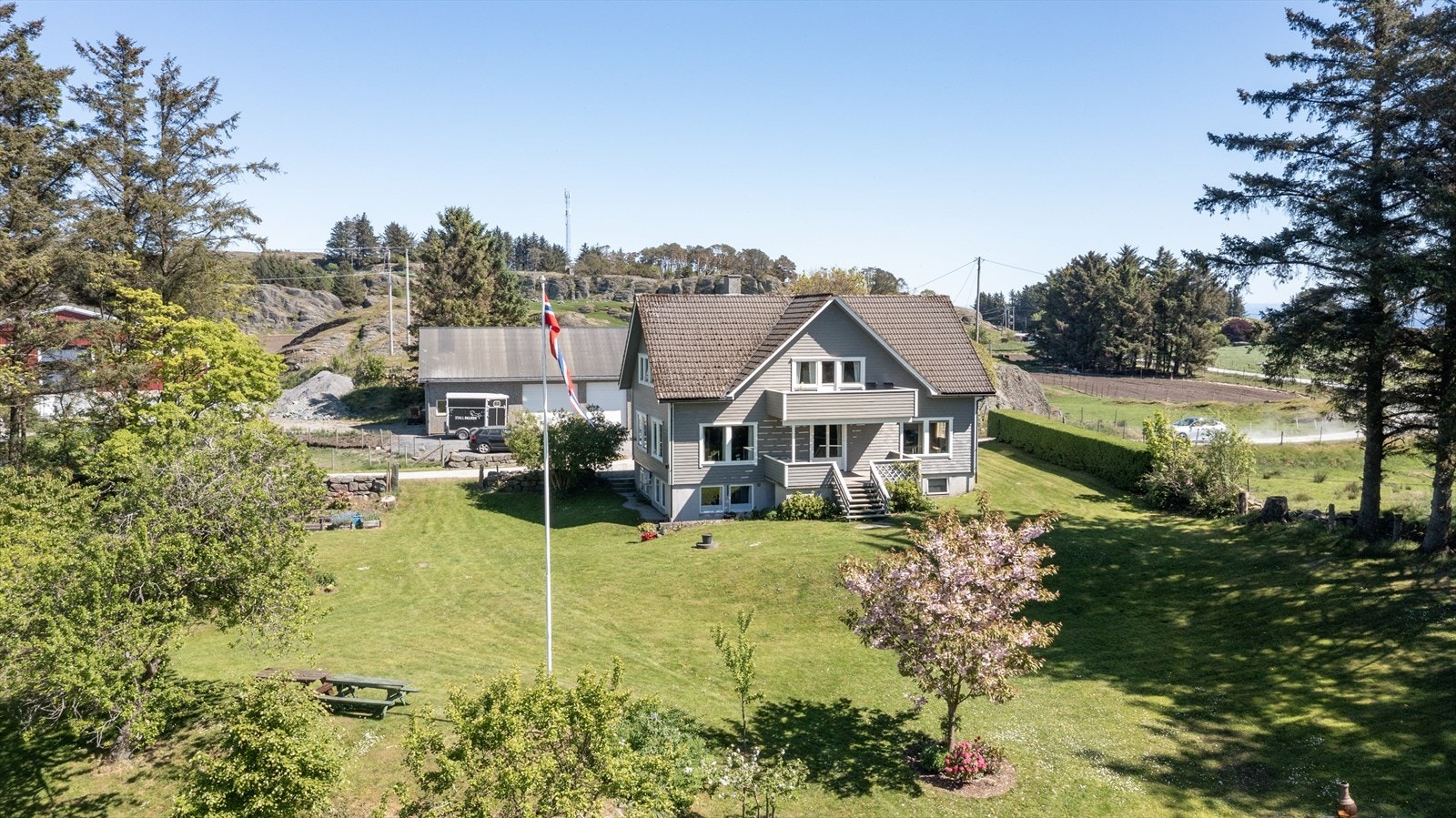 På eiendommen er det oppført en innholdsrik enebolig som er innredet over tre plan Galleribilde