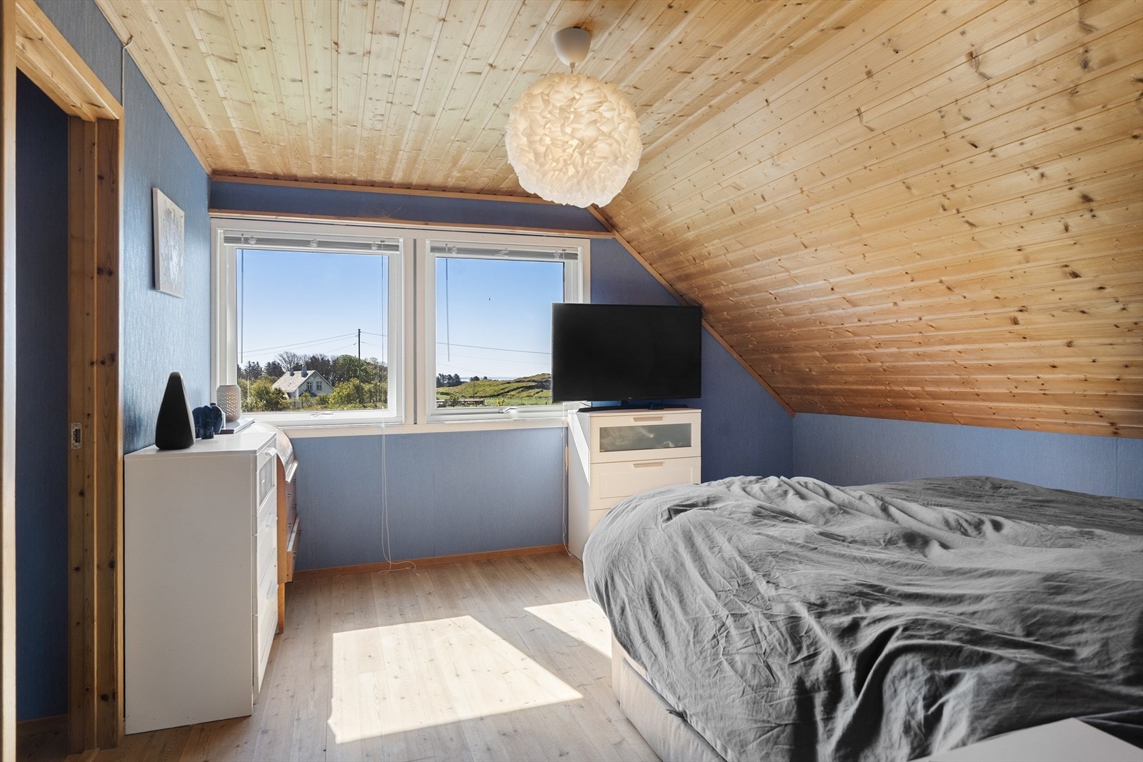 Romslig hovedsoverom med god plass til dobbeltseng Galleribilde