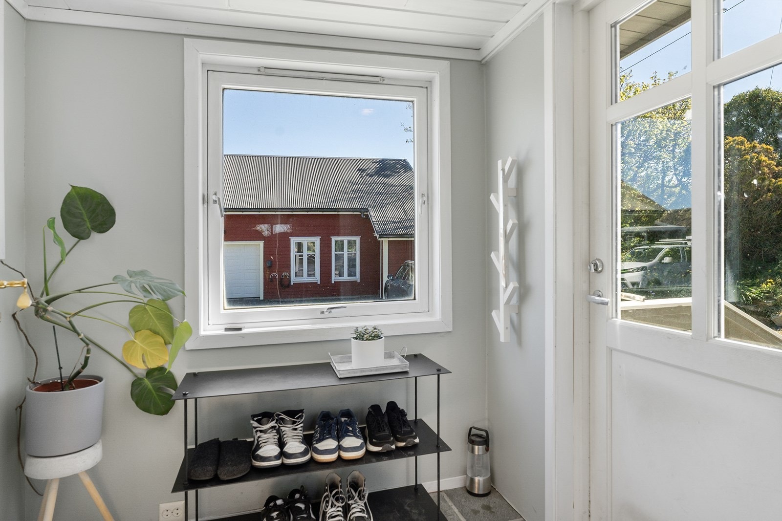 Lyst og pent vindfang med plass til sko og yttertøy Galleribilde