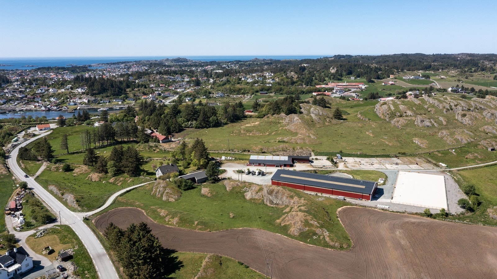 Eiendommen har en fantastisk beliggenhet i landlige og idylliske omgivelser i Norges sommerby Skudeneshavn, men likevel kort avstand til bl.a barnehager, barne- og ungdomsskole, flott idrettsanlegg, golfbane, herlige turområder, sandstrender og sentrum Galleribilde