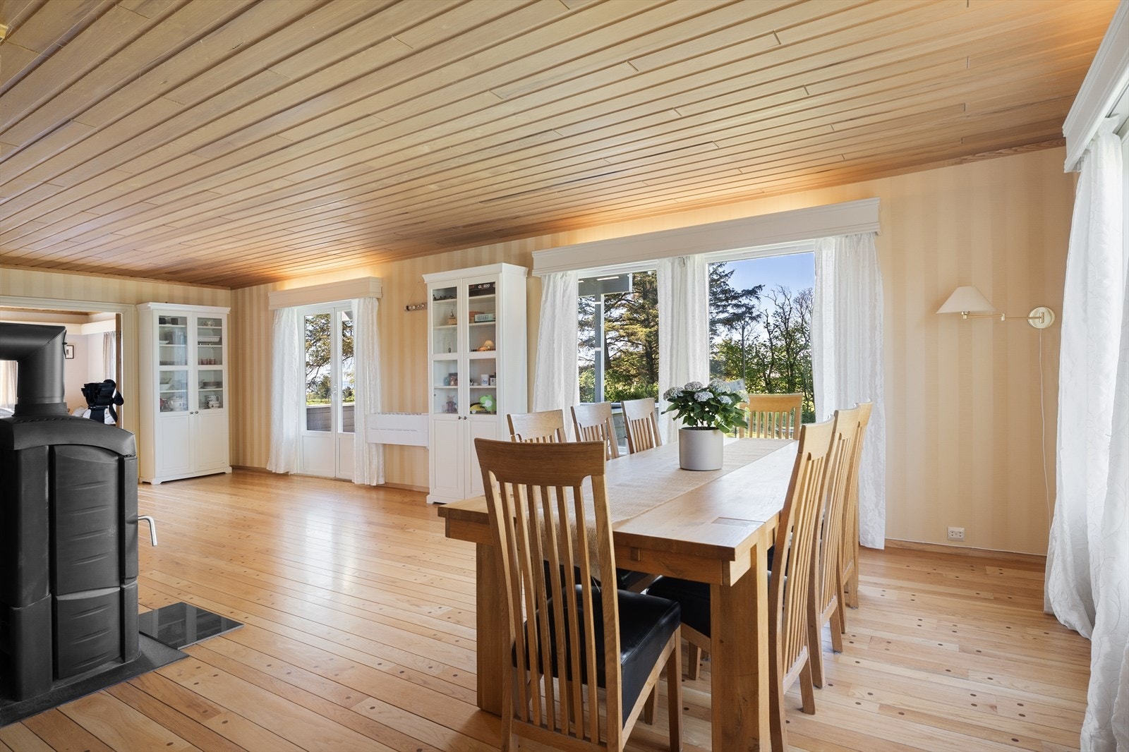 I stuen er det god plass til både spisebord og flere sofagrupper Galleribilde