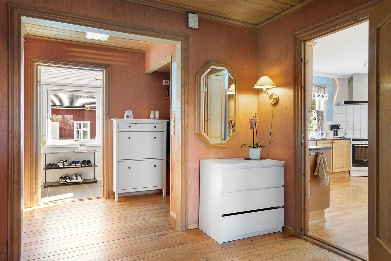 Stor gang med heltre parkett på gulv og tapetserte vegger Galleribilde