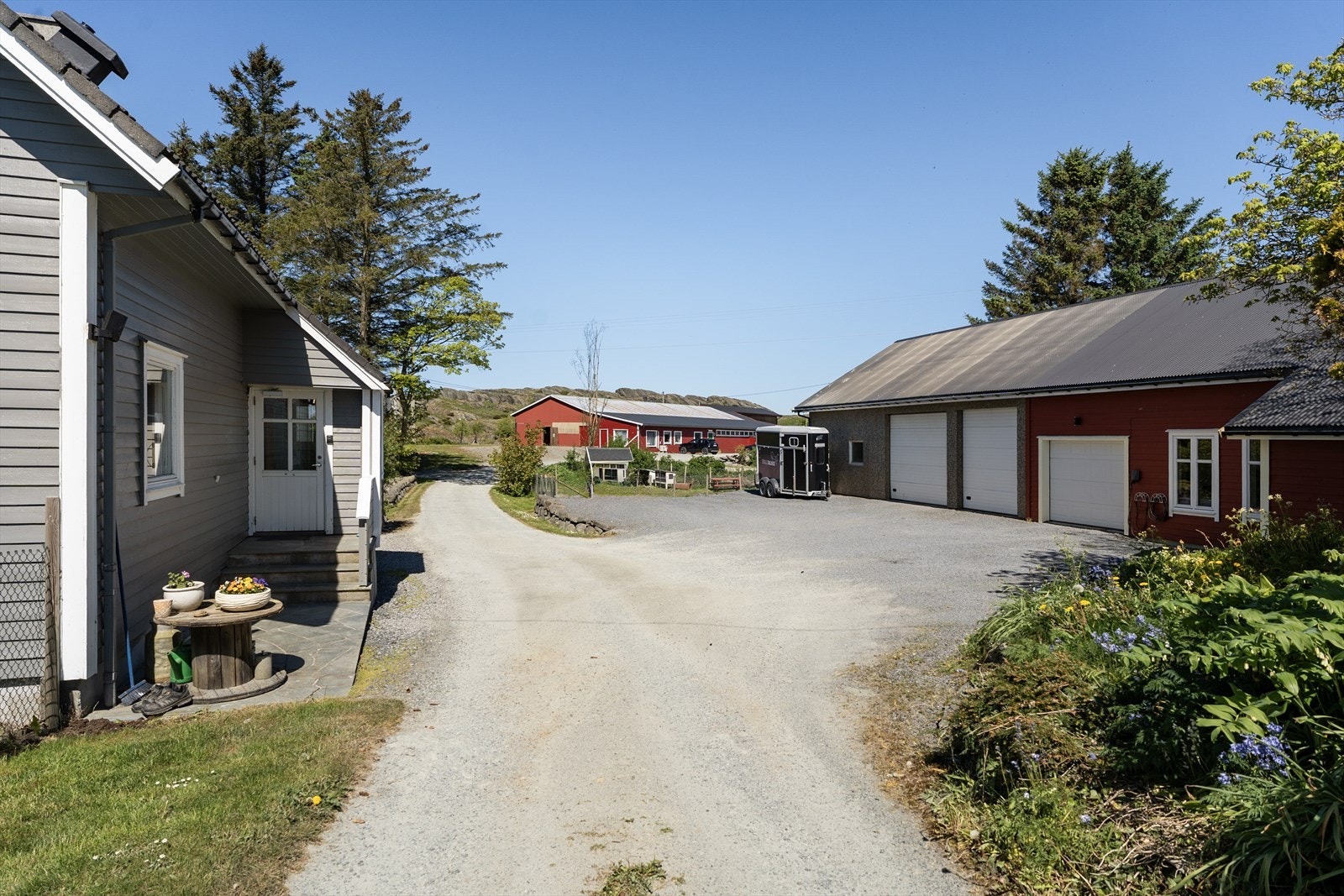 Rikelig med parkeringsmuligheter både utendørs og i den stor garasje/verkstedbygningen Galleribilde