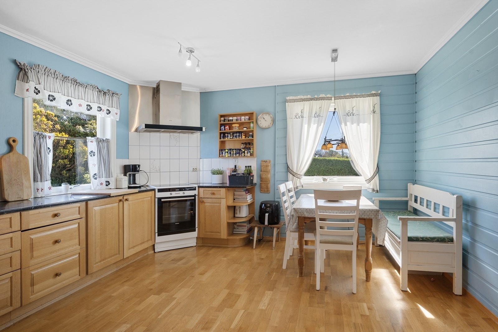 Boligen har et stort Huseby-kjøkken fra 1985 med god skap- og skuffeplass Galleribilde