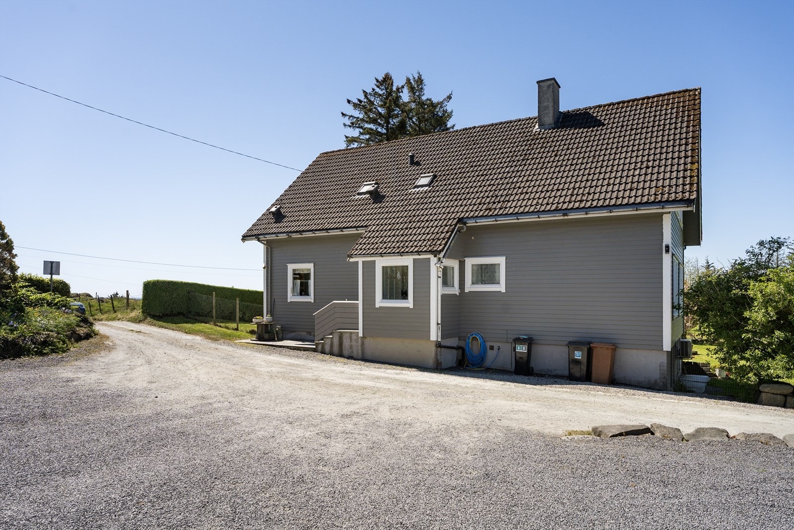 Eneboligen er oppført i 1980, er godt vedlikeholdt gjennom årene og holder en normalt grei standard med tanke på alder Galleribilde