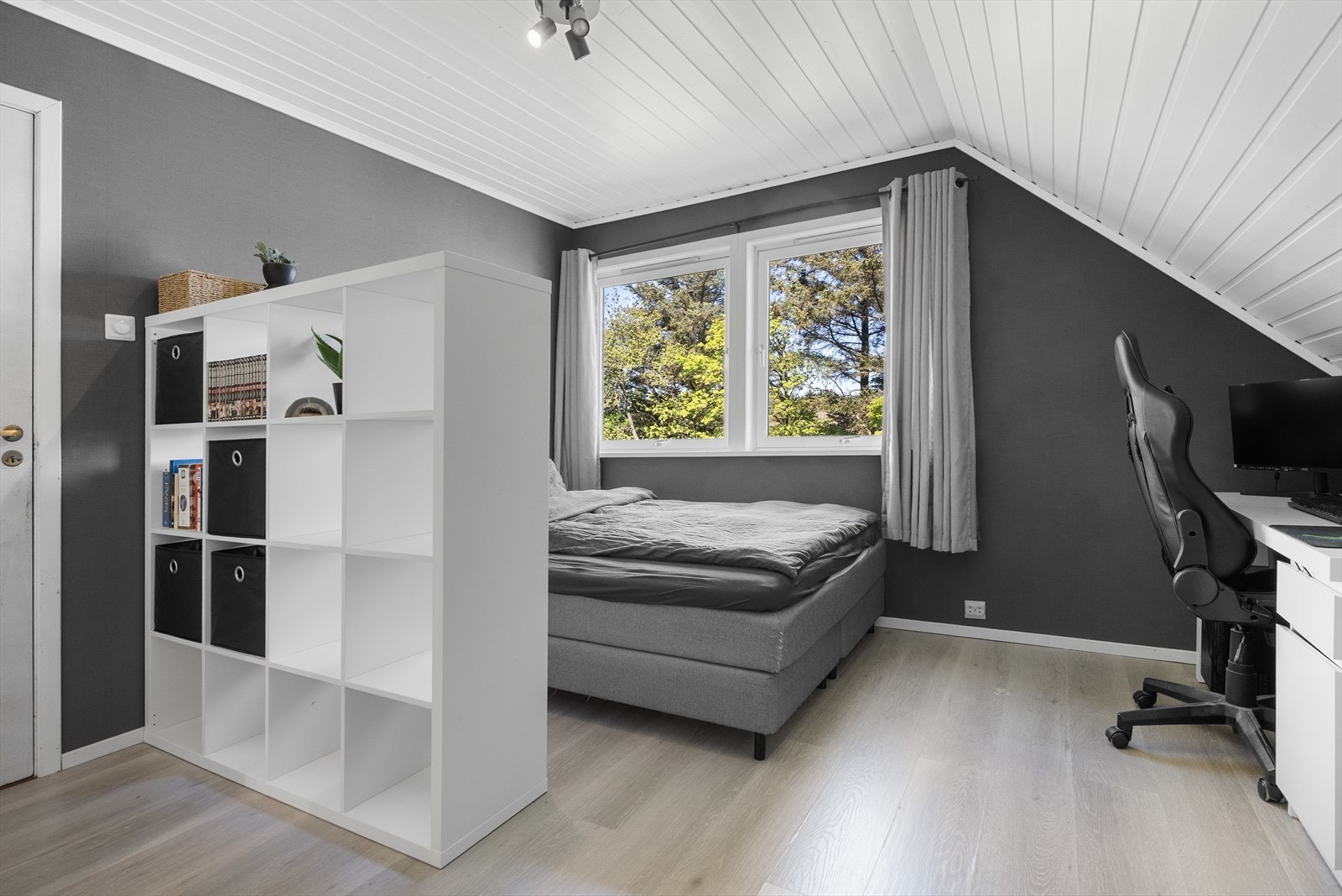 Etasjen byr på ytterligere tre romslige og pene barnerom/gjesterom Galleribilde