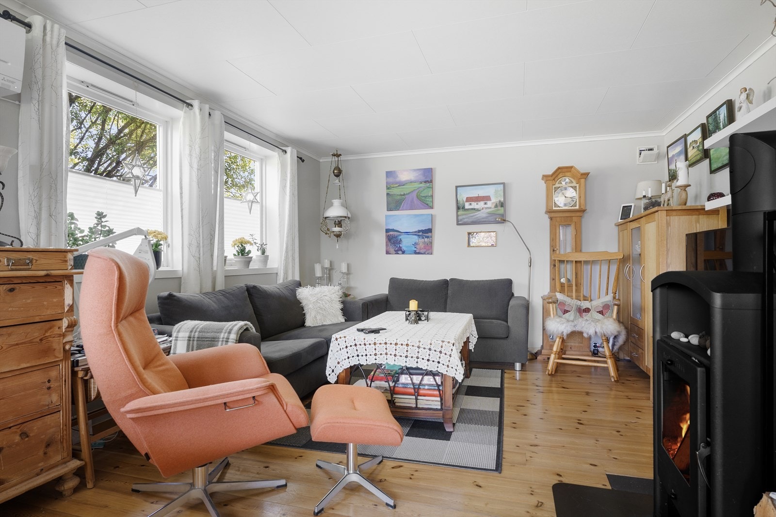 I boligens kjelleretasje finner du gang, stue, kjøkken, to soverom, bad, vaskekjeller og to boder (deler av stue+kjøkken samt to soverom er ikke omsøkt/godkjent) Galleribilde