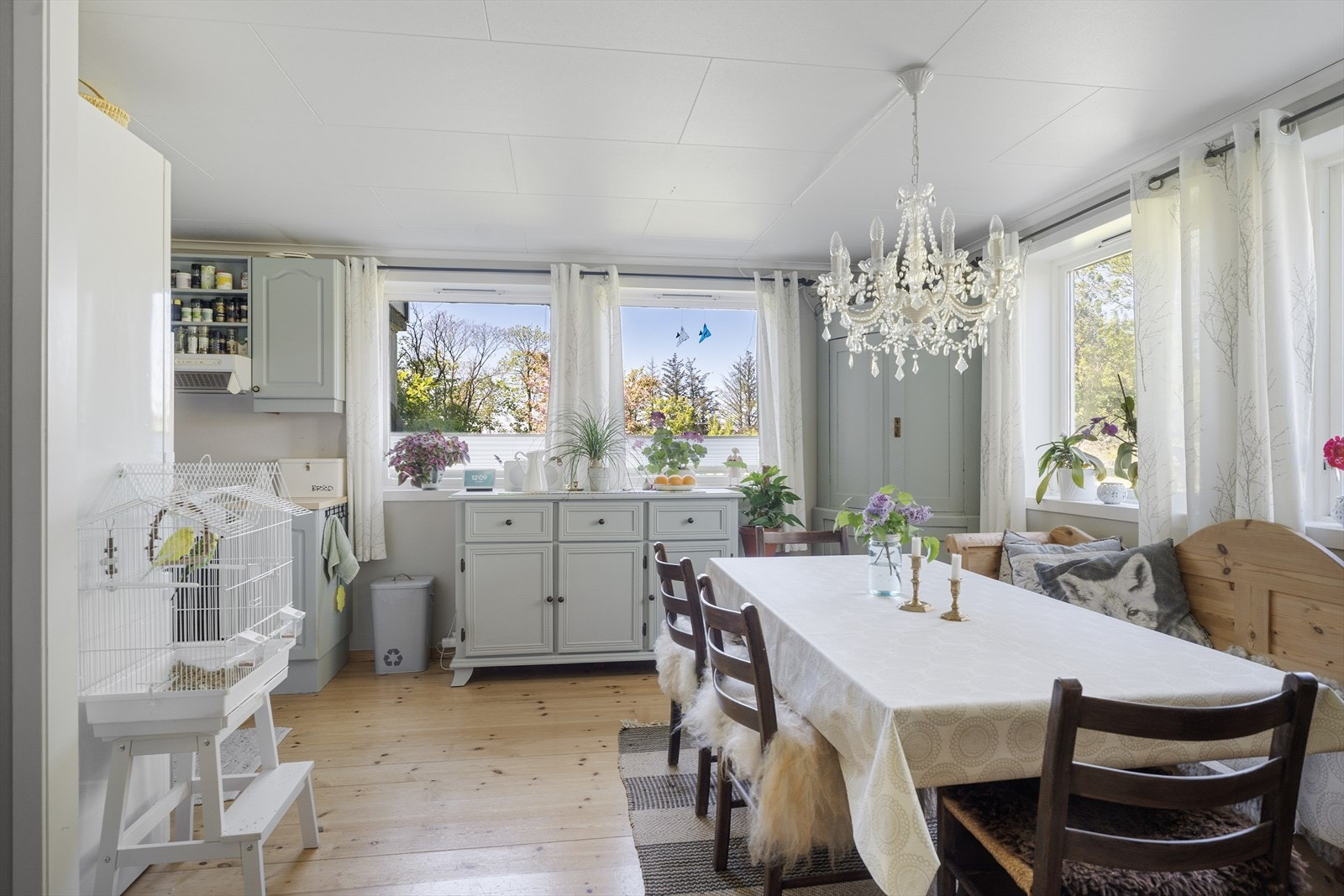 Lys og pen stue med åpen kjøkkenløsning Galleribilde