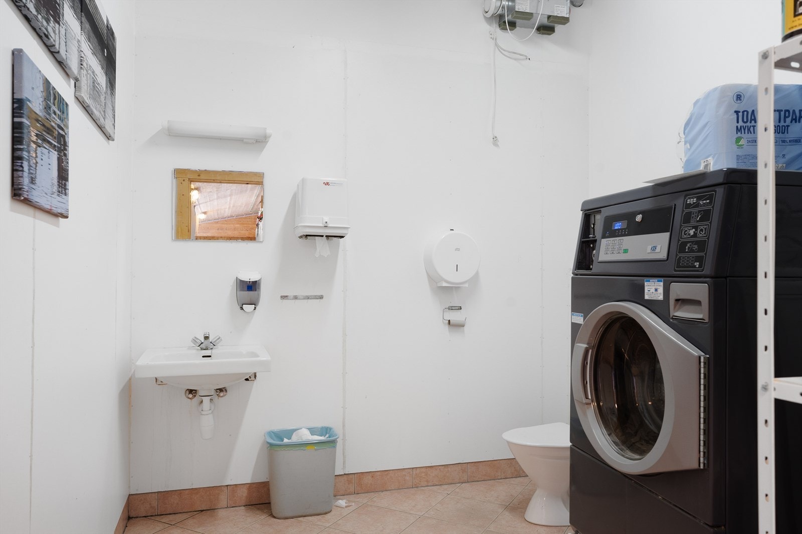 Wc/vaskerom i stallen hvor det også er industrimaskin til vasking av hesteutstyr Galleribilde