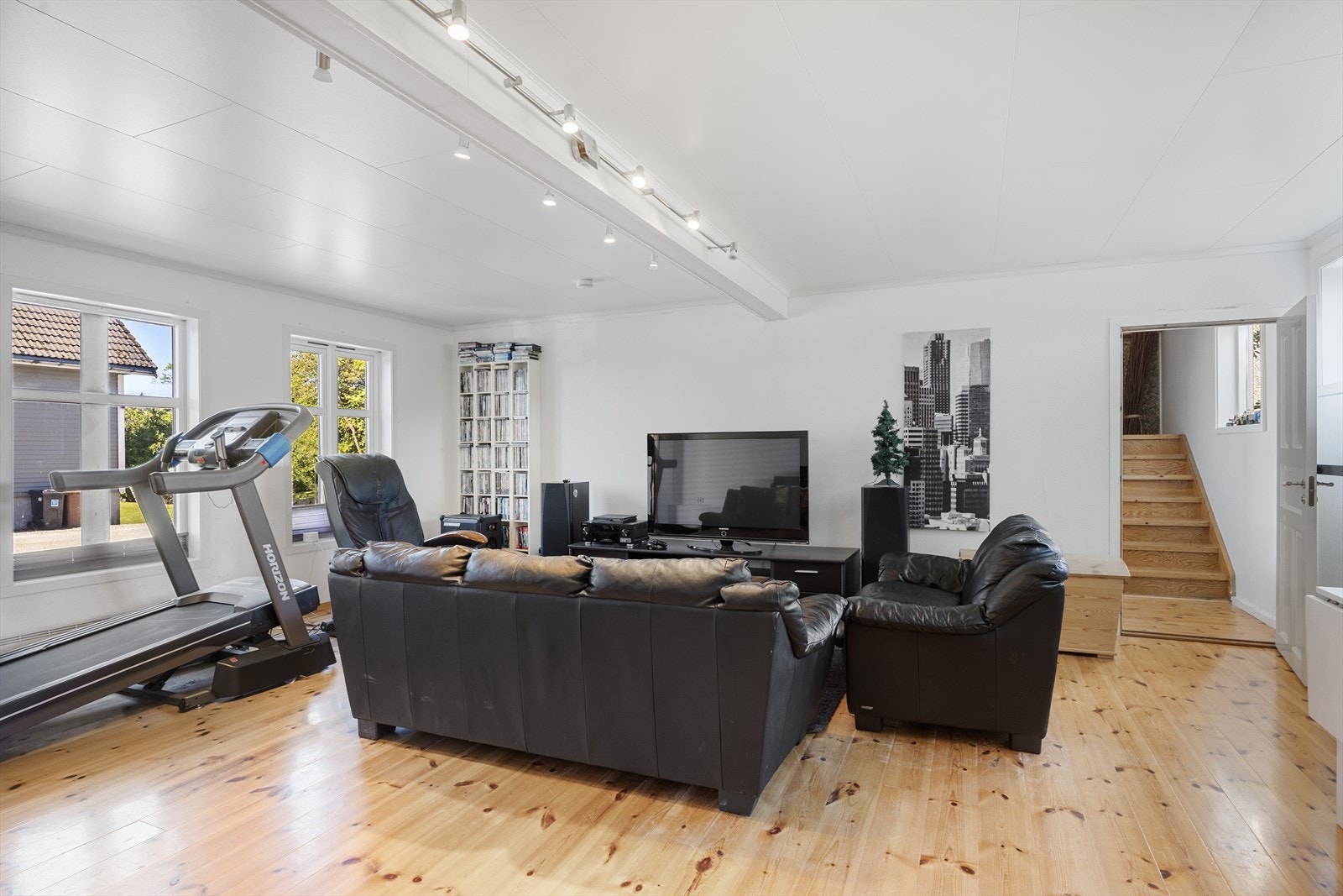 Stor innredet stue på bakkeplan med god plass til ønsket møblement Galleribilde