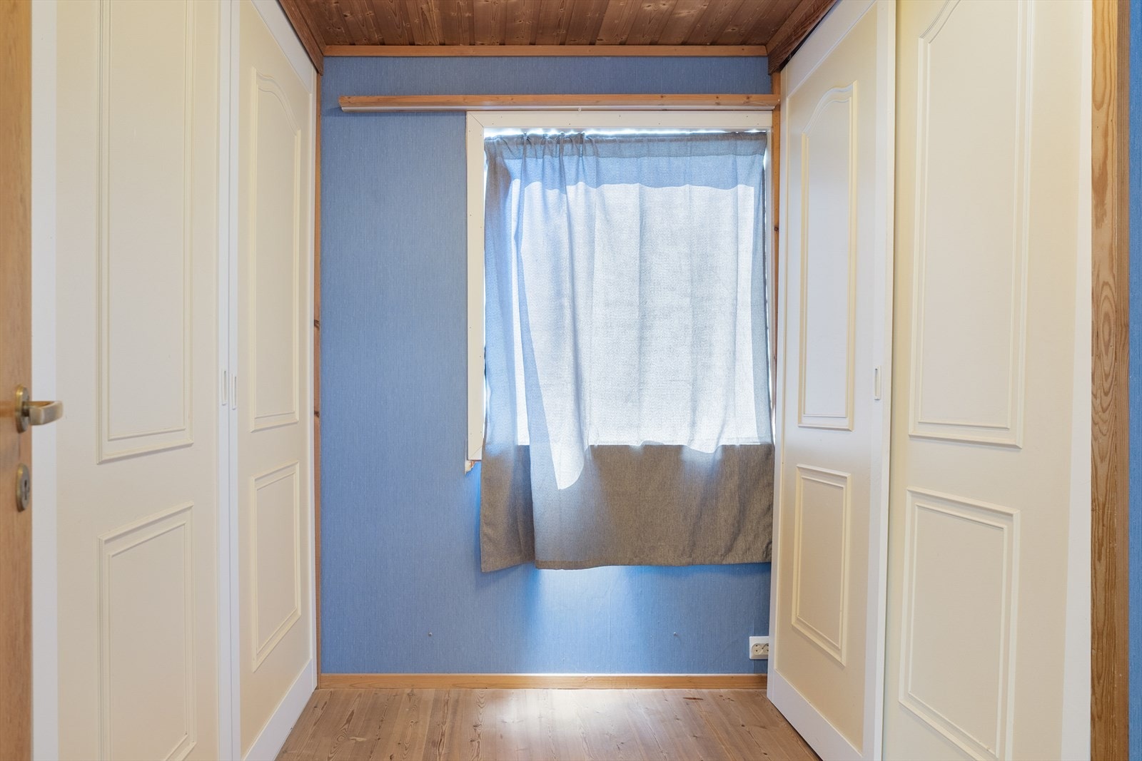 Hovedsoverommet har også adkomst til eget garderoberom med god skapplass Galleribilde