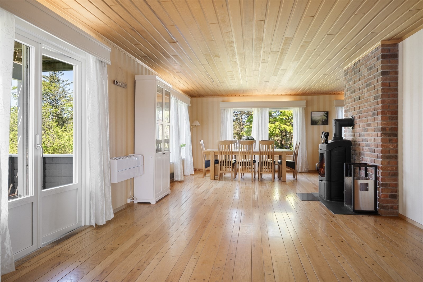 Det er montert både vedovn og varmepumpe som sørger for oppvarming av boligen Galleribilde