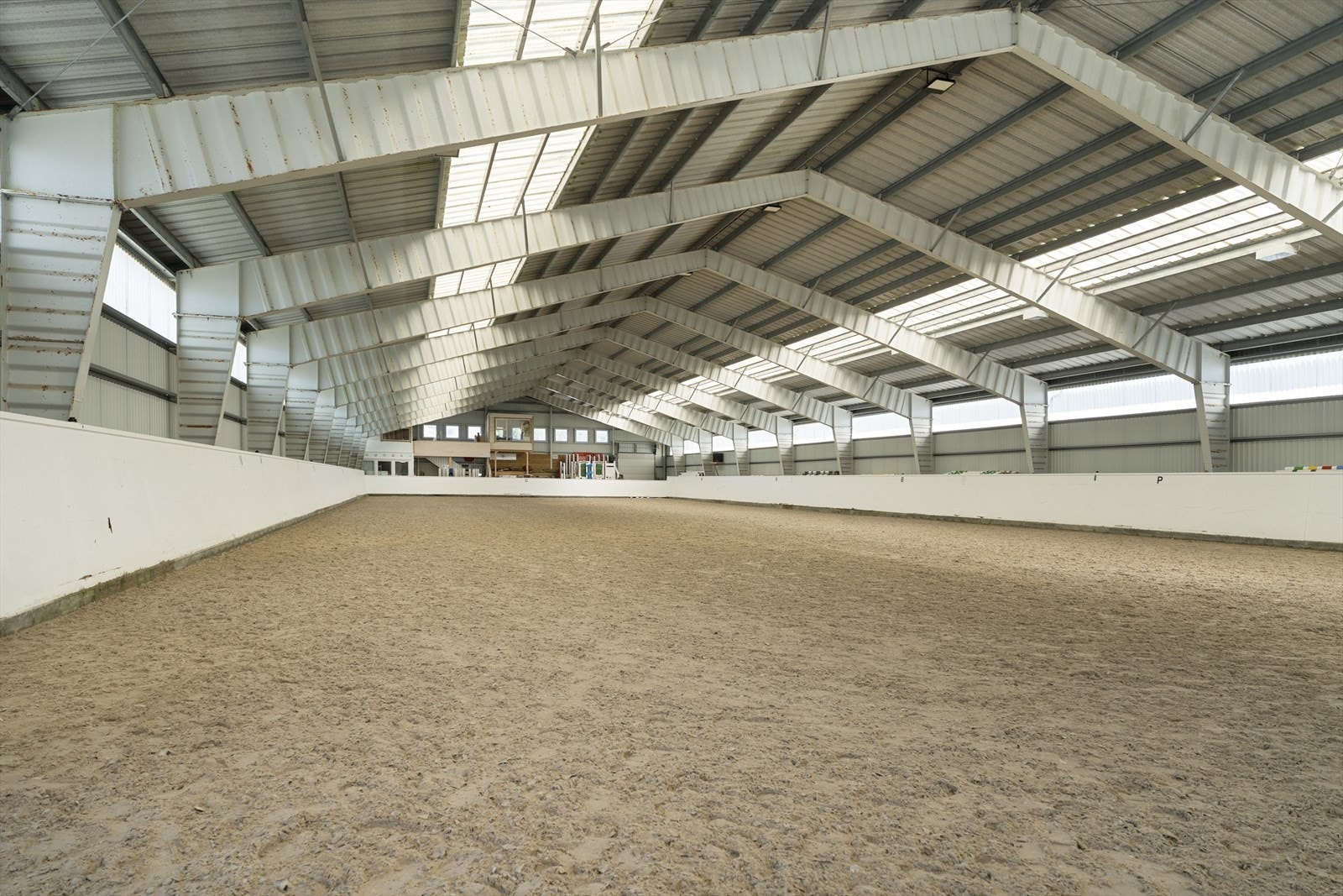 Den store ridehallen holder internasjonale mål på ridebanen, og benyttes flittig til både stevner og egentrening Galleribilde