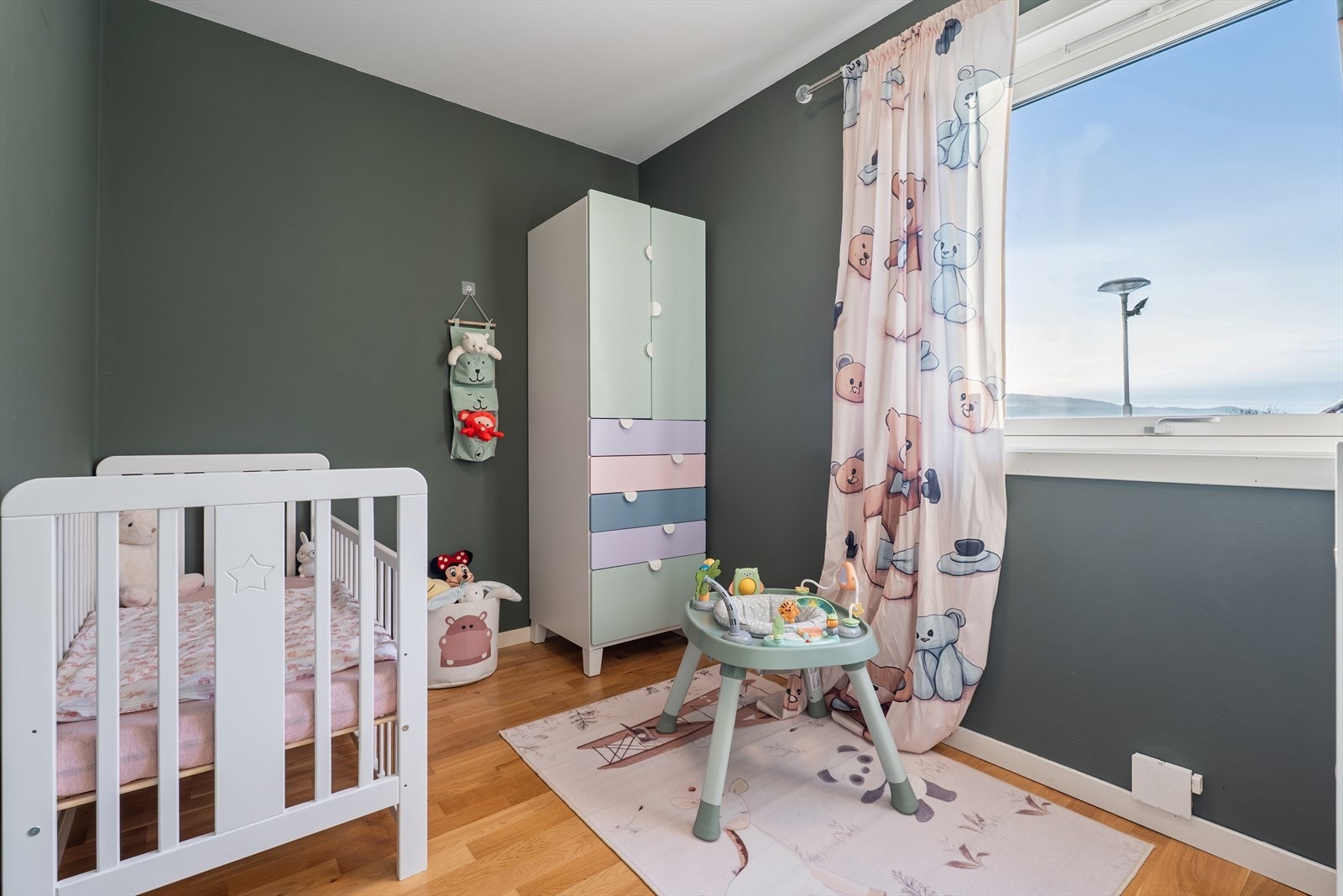 Leiligheten har to soverom. Dette rommet har parkett på gulvet og malte veggplater. Galleribilde