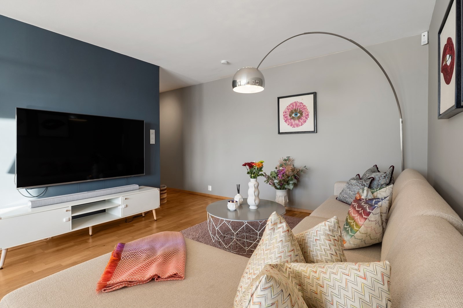 Enstavs parkett på gulvet gir et helhetlig og solid inntrykk i oppholdsrommene. Galleribilde