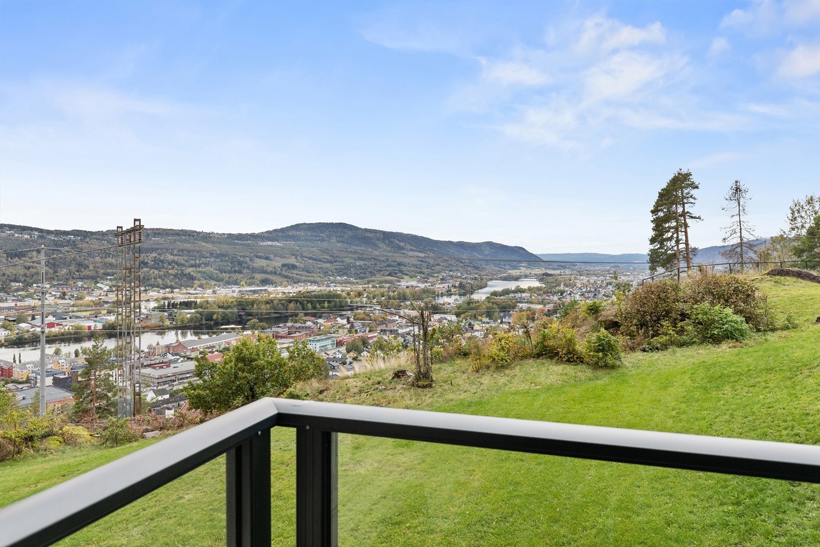 Fra eiendommen er det vidstrakt utsikt over nærområdet og Drammenselva. Galleribilde