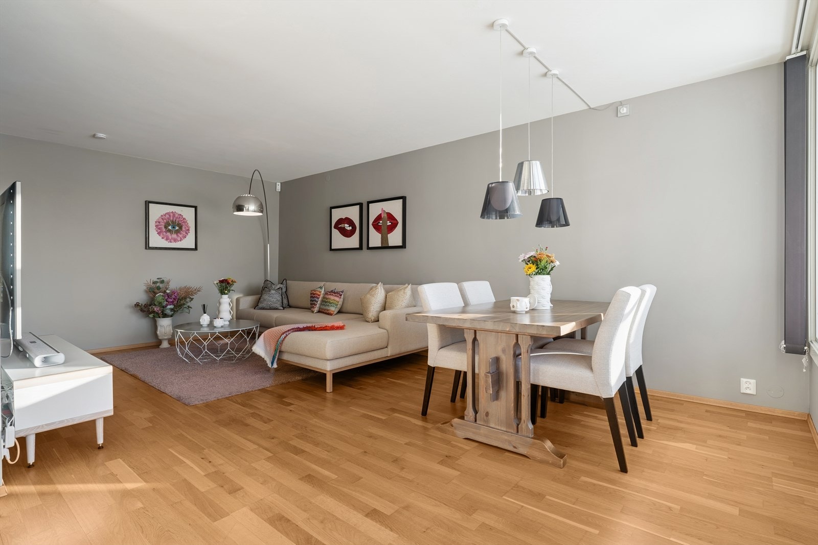 Leiligheten har en gjennomgående og tidsriktig fargepalett. Galleribilde