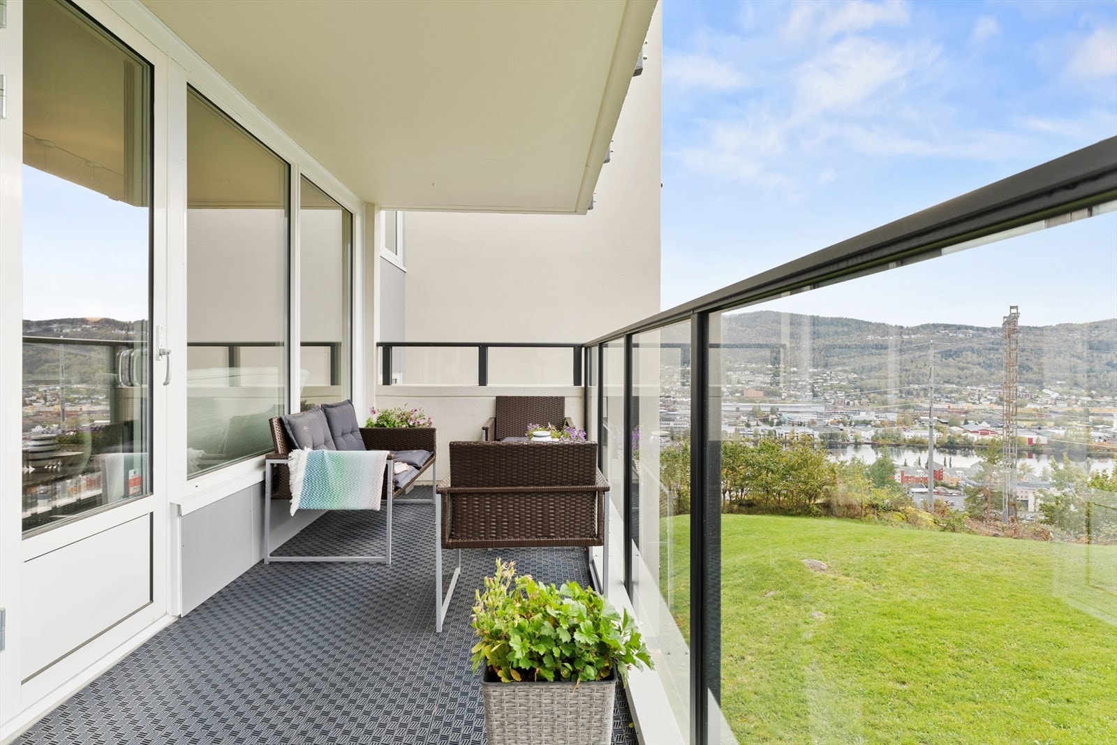 Den takoverbygde balkongen på ca. 11 m² har direkte adkomst fra stuen. Galleribilde