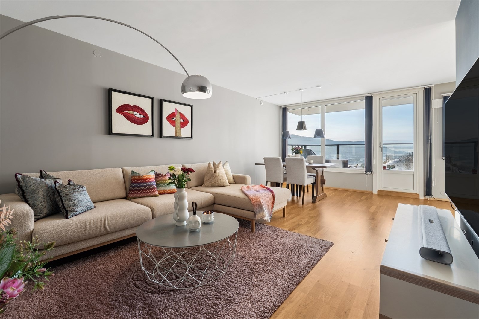 Velkommen til Underlia 57! Stuen har god plass til en større sofagruppe. Galleribilde