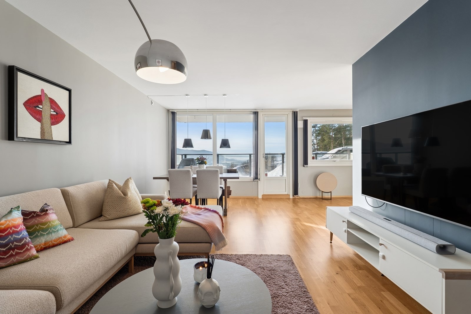 Stuen er romslig og gir fleksibilitet for møblering av både sittegruppe og spisebord. Galleribilde