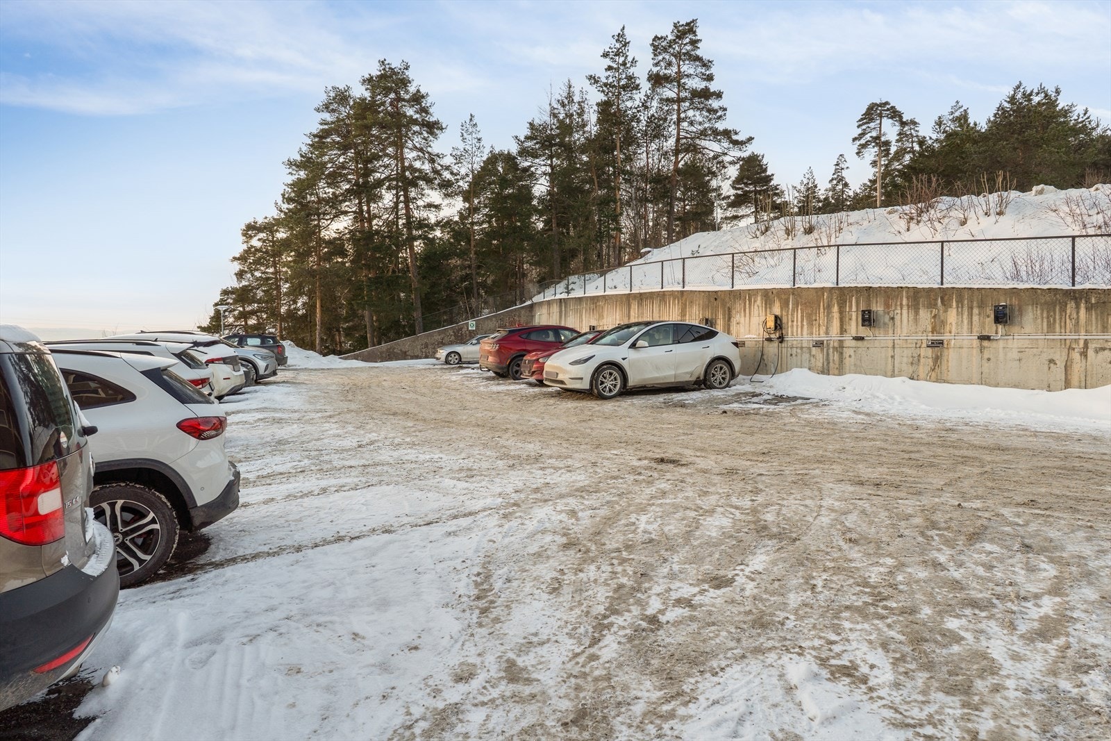 Parkering på felles gårdsplass og egen gjesteparkering for sameiet. Galleribilde