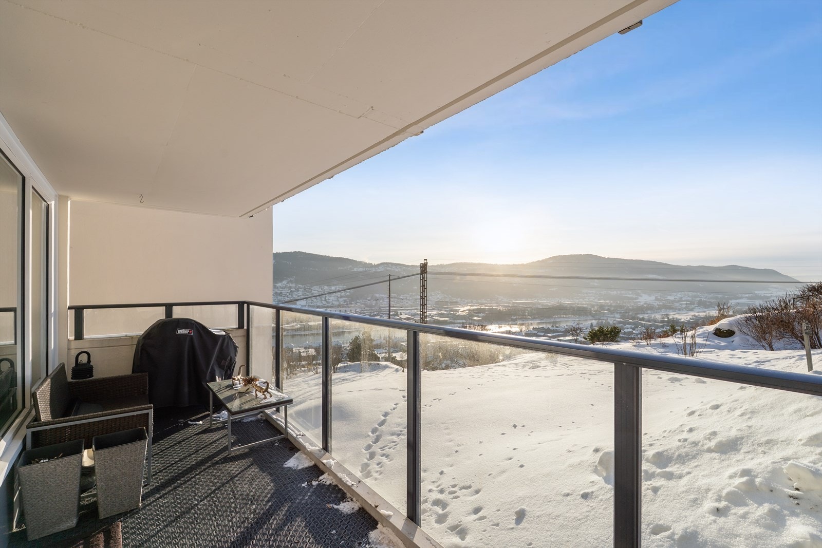 Balkongen er takoverbygd, noe som gir en lun og skjermet uteplass. Galleribilde