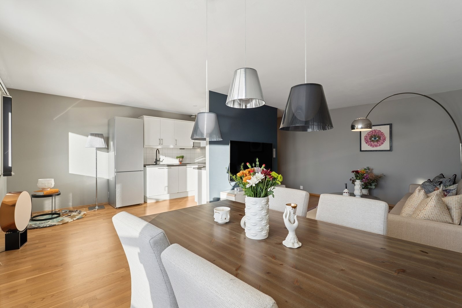 Spiseplassen er en naturlig del av oppholdsrommet, i tilknytning til kjøkkenet. Galleribilde