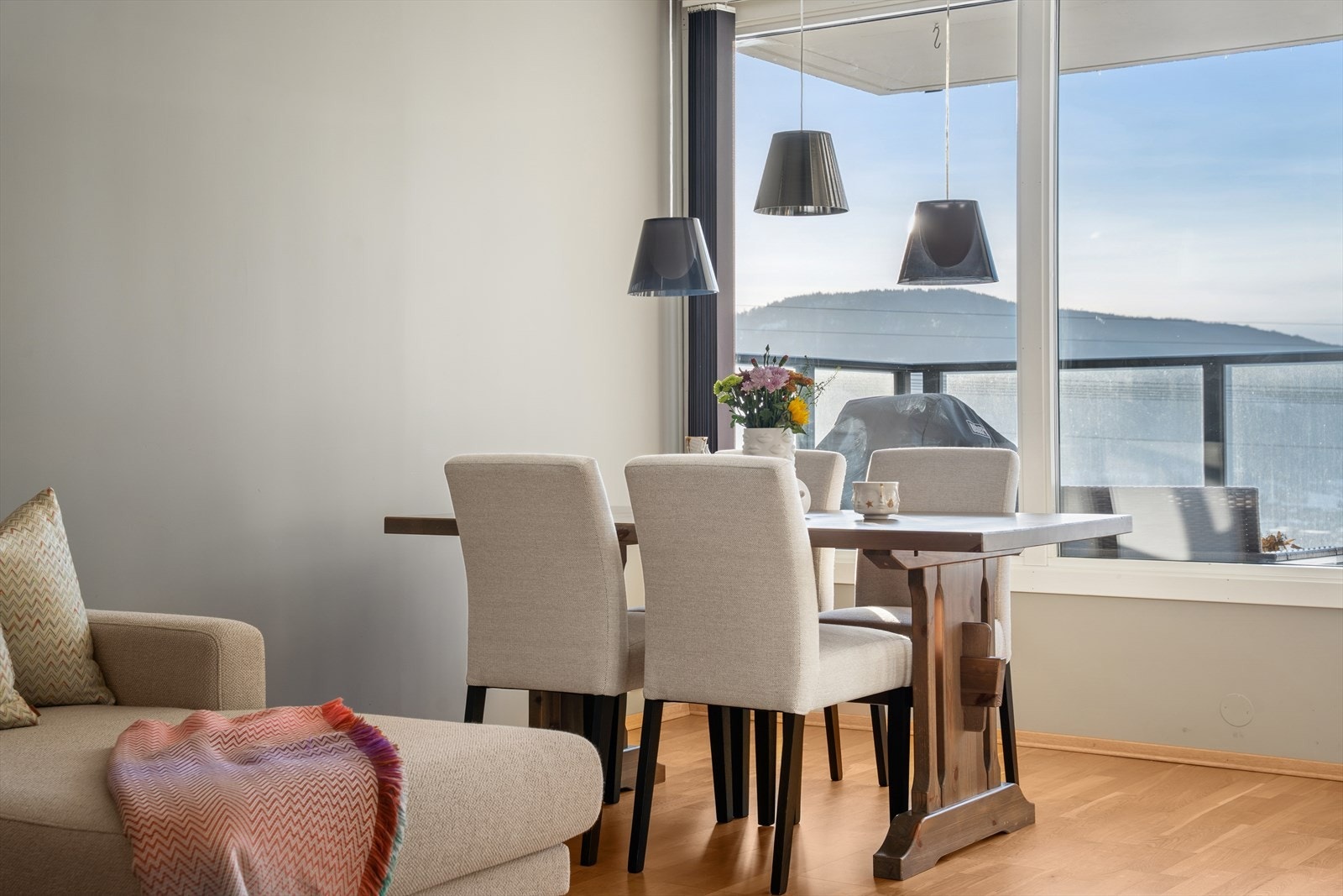 Spiseområdet er plassert ved de store vindusflatene mot balkongen. Galleribilde