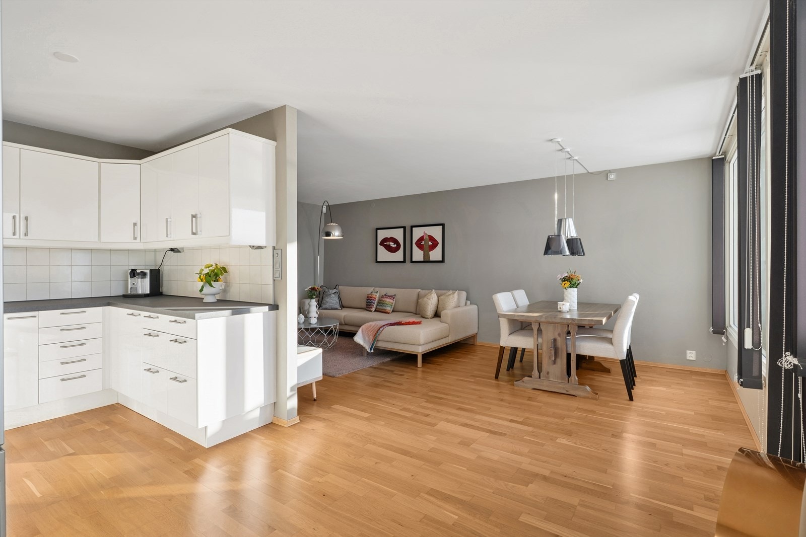 Oversikt over det sosiale allrommet med stue, spisestue og kjøkken. Galleribilde