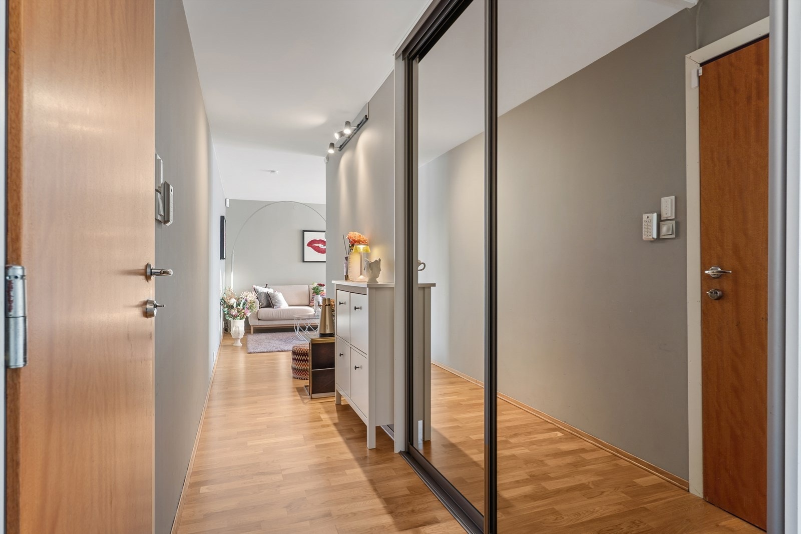 Entréen har plass til oppbevaring og leder videre inn i leiligheten. Galleribilde