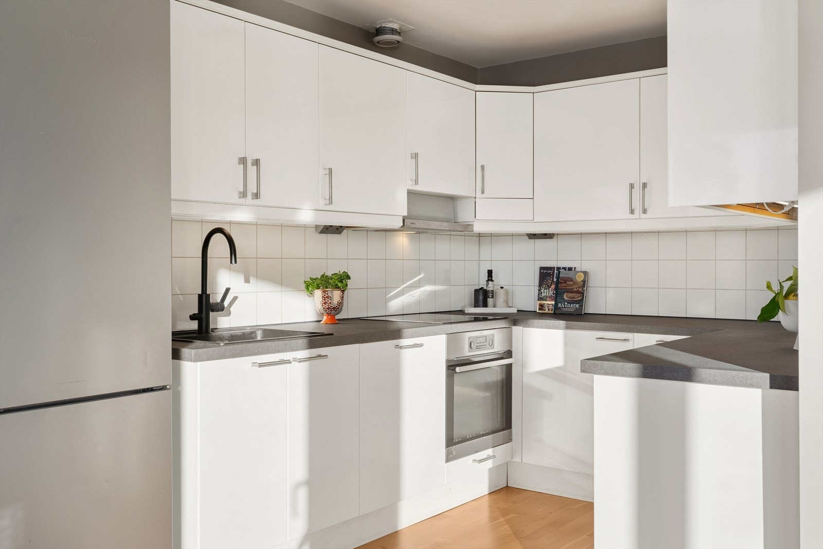 Kjøkkenet, modernisert i 2009, har innredning med glatte fronter og laminatbenkeplate. Galleribilde